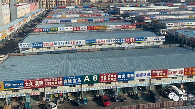 以下以更换刹车片为例，介绍汽车配件安装的基本步骤：